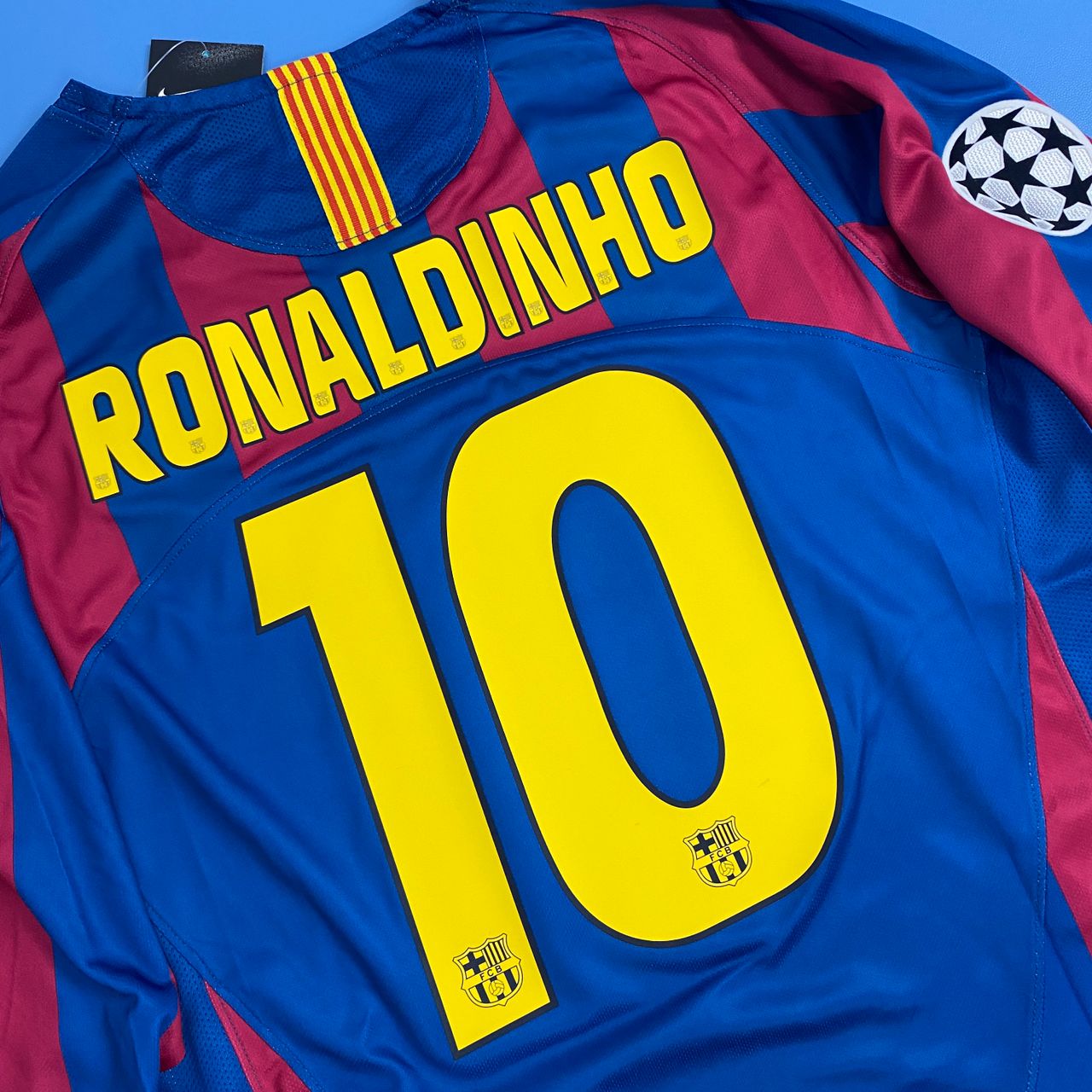 Barcelona 2005/06 UCL Final Home of Champions - Ronaldinho #10 Mens Jersey
